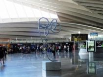 El artista vasco Aitor Urdangarin muestra sus esculturas en el aeropuerto de LOIU